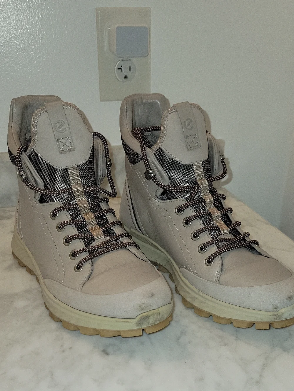 Ecco Beige Leather Sneaker Interior